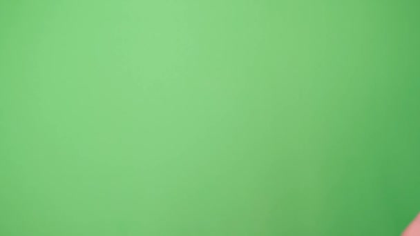 Рука человека поднимает табличку с надписью Аренда на зеленом фоне Chromakey — стоковое видео