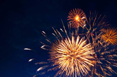 Bulutlu gece gökyüzünün arka planında havai fişekler. 4 Temmuz - Amerikan Bağımsızlık Günü ABD