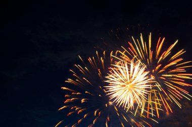 Bulutlu gece gökyüzünün arka planında havai fişekler. 4 Temmuz - Amerikan Bağımsızlık Günü ABD