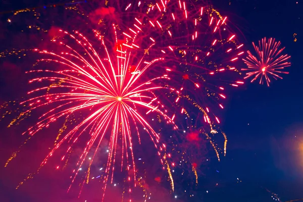 Tűzijáték a felhős éjszakai égbolt hátterében. Július 4. - Amerikai Függetlenség Napja USA — Stock Fotó
