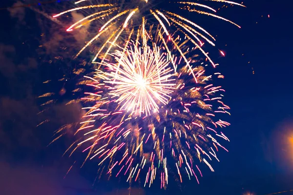 Fuegos artificiales en el fondo del cielo nocturno nublado. 4 de julio - Día de la Independencia de Estados Unidos —  Fotos de Stock