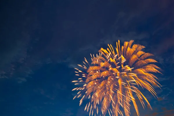 Fajerwerki na tle zachmurzonego nocnego nieba. 4 lipca - Dzień Niepodległości USA — Zdjęcie stockowe