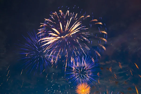 Vuurwerk op de achtergrond van de bewolkte nachtelijke hemel. 4 juli - Amerikaanse Onafhankelijkheidsdag USA — Stockfoto