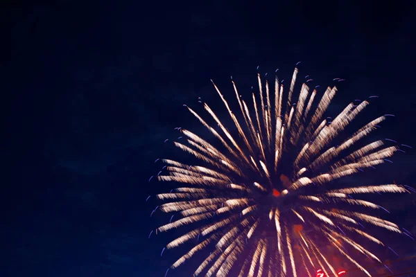 Fuegos artificiales en el fondo del cielo nocturno nublado. 4 de julio - Día de la Independencia de Estados Unidos —  Fotos de Stock