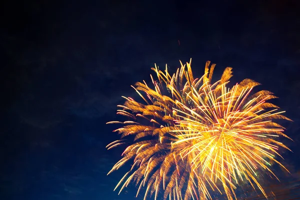 Feuerwerk vor dem Hintergrund des bewölkten Nachthimmels. 4. Juli - Amerikanischer Unabhängigkeitstag USA — Stockfoto