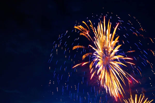 Tűzijáték a felhős éjszakai égbolt hátterében. Július 4. - Amerikai Függetlenség Napja USA — Stock Fotó
