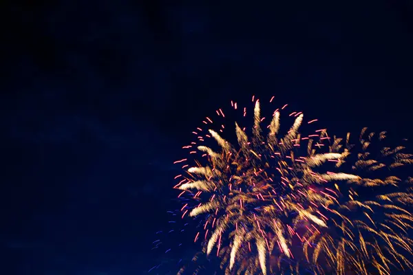 烟花映衬在乌云密布的夜空中.7月4日-美国独立日 — 图库照片