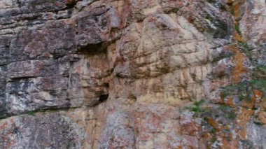 Bir yaz günü dağların ve ormanın havadan çekilmiş videosu