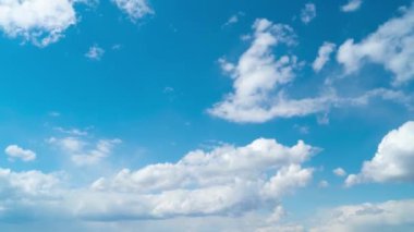 Öğleden sonra bulutlu güzel bir gökyüzünün zamanı.