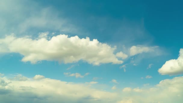 Timelapse dari langit yang indah dengan awan di sore hari — Stok Video