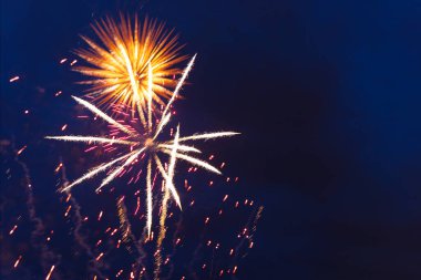 Gece gökyüzünde havai fişekler. Bağımsızlık Günü, 4 Temmuz, 4 Temmuz veya Yeni Yıl