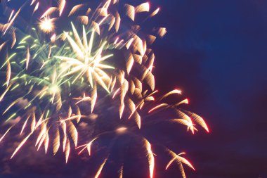 Gece gökyüzünde havai fişekler. Bağımsızlık Günü, 4 Temmuz, 4 Temmuz veya Yeni Yıl