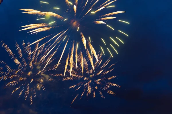 Tűzijáték az éjszakai égen. Függetlenség Napja, július 4., július 4., vagy újév — Stock Fotó