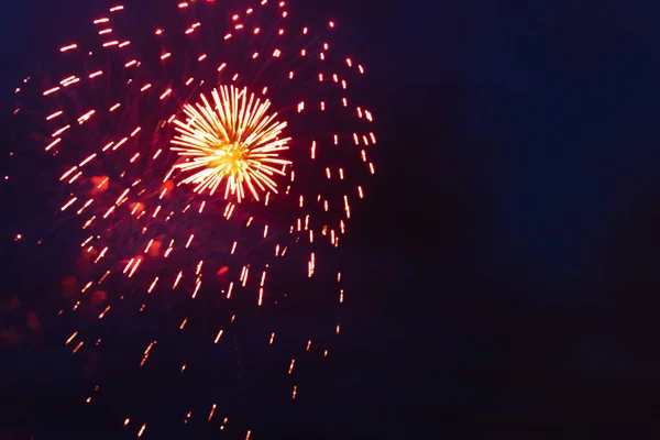夜空中的烟火。独立日，7月4日，7月4日或新年 — 图库照片