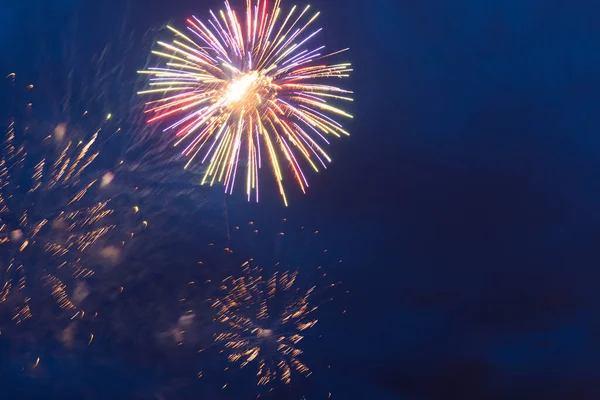 Fireworks in the night sky. Independence Day, 4th of July, Fourth of July or New Year — Stock Photo, Image