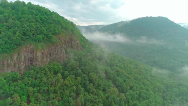 Vídeo aéreo de nubes, montañas, bosques y ríos de montaña — Vídeos de Stock