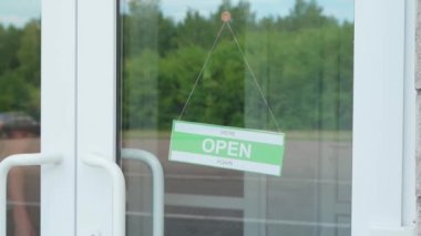 Covid yüzünden iş için kapatıldı. Küçük dükkan vitrine kapalı tabela asar