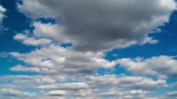 白い雲と昼間の青空のタイムラプス — ストック動画