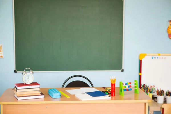 Professores mesa com materiais de escrita, um livro e um branco para texto ou um fundo para um tema da escola. Espaço de cópia — Fotografia de Stock