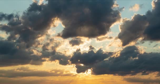 Timelapse de um belo céu com nuvens ao pôr do sol — Vídeo de Stock