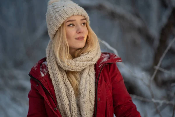 Beautiful girl in a frosty winter forest on a sunny day — Stockfoto