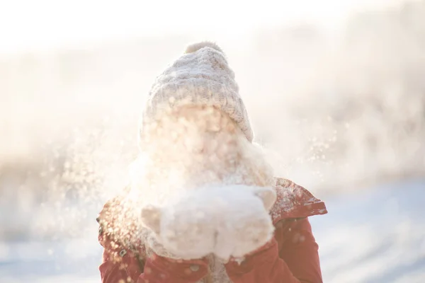 Beautiful girl in a frosty winter forest on a sunny day — ストック写真