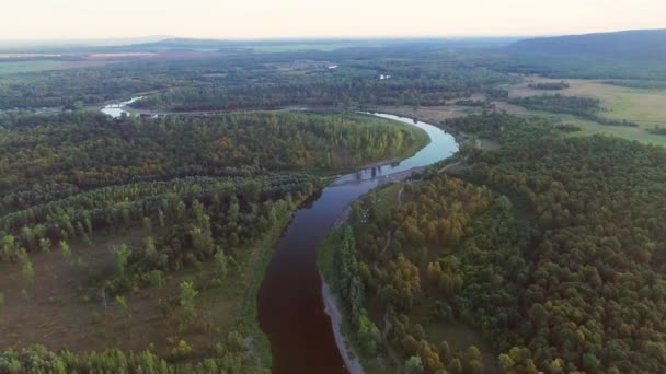 Wideo lotnicze z gór, rzek górskich i lasów letnich — Wideo stockowe