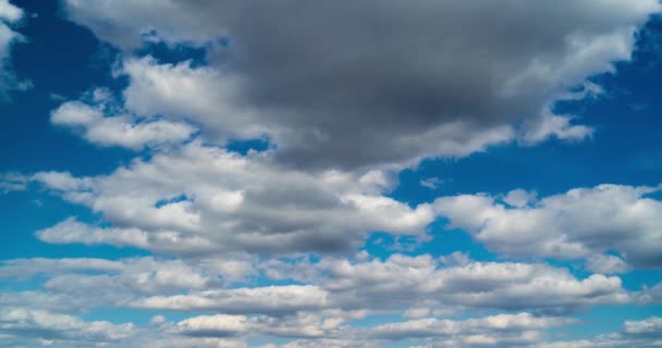 Gündüz vakti beyaz bulutlu mavi gökyüzü — Stok video
