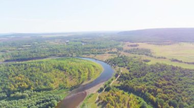 Dağların, nehrin ve yaz ormanlarının hava görüntüleri.