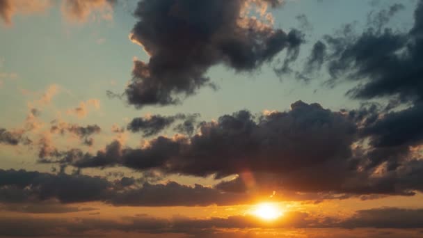 Gün batımında bulutları olan güzel bir gökyüzünün zamanı — Stok video