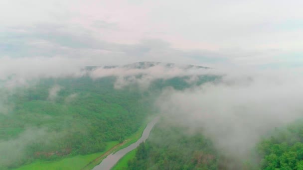 Vídeo aéreo de nubes, montañas, bosques y ríos de montaña — Vídeos de Stock