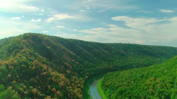 Vídeo aéreo de nubes, montañas, bosques y ríos de montaña — Vídeo de stock