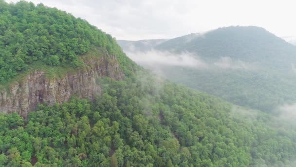 Vídeo aéreo de nubes, montañas, bosques y ríos de montaña — Vídeos de Stock