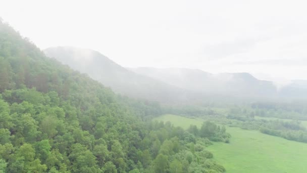 Vídeo aéreo de nubes, montañas, bosques y ríos de montaña — Vídeos de Stock