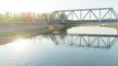 Dağlardaki bir nehrin üzerindeki demiryolu köprüsünün hava görüntüleri.