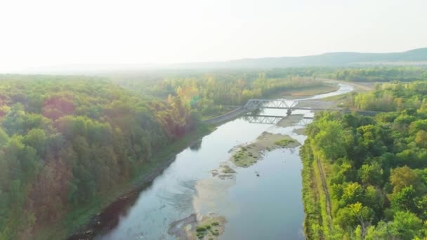 Imágenes aéreas de un puente ferroviario sobre un río en las montañas — Vídeos de Stock