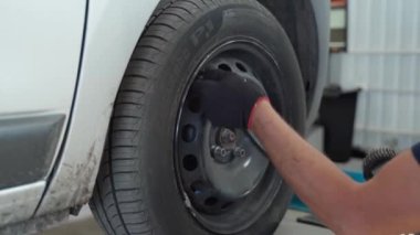Tamirci kamerayı ayarlamak için paneli direksiyona yerleştirir.