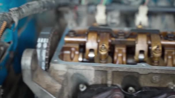 Разборка старого двигателя без крышки — стоковое видео