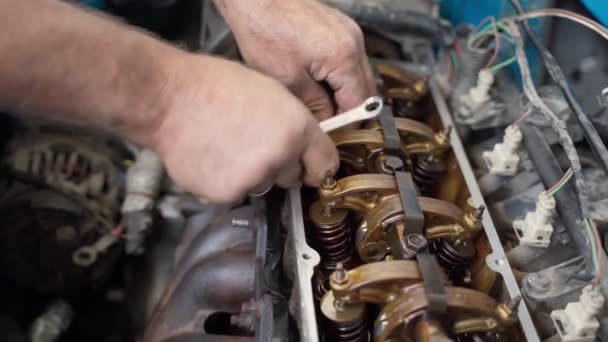 Mechanik naprawia stary silnik rozmontowany bez osłony — Wideo stockowe