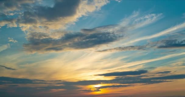 석양에 구름이 피어 있는 아름다운 하늘 — 비디오