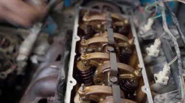 Bir tamirci eski bir motoru tamir eder