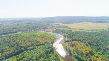 Dağların, nehrin ve yaz ormanlarının hava görüntüleri.