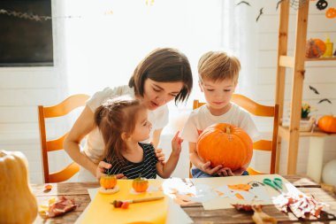 Cadılar Bayramı 'nda aile eğlenir Mutlu Cadılar Bayramı konsepti
