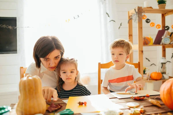 Familie hat Spaß in der Halloween-Zeit — Stockfoto