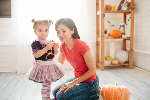 Glückliche Familie mit Mutter und Kindern bereitet sich auf Halloween vor — Stockfoto