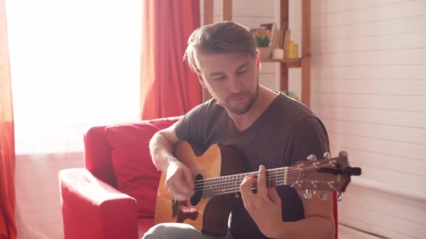 Man spelar gitarr och sjunger — Stockvideo