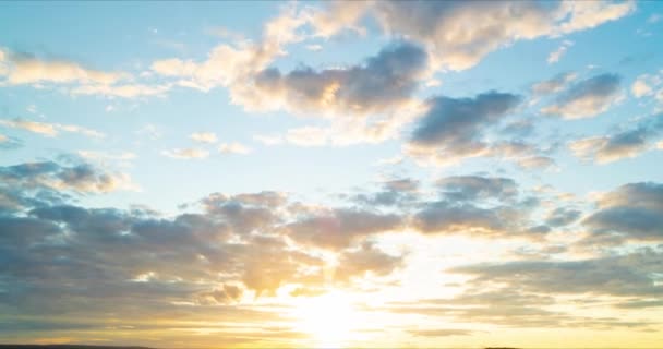 Nuvens voam pelo céu ao pôr-do-sol. Prazo de validade — Vídeo de Stock