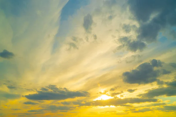 Himmel mit Wolken in der Dämmerung oder Morgendämmerung — Stockfoto