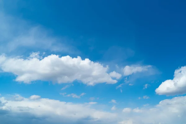 Blå himmel med moln under dagen — Stockfoto