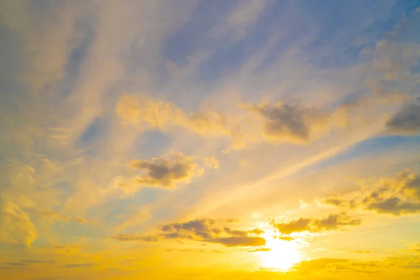 Cielo con nubes al atardecer o al amanecer — Foto de Stock